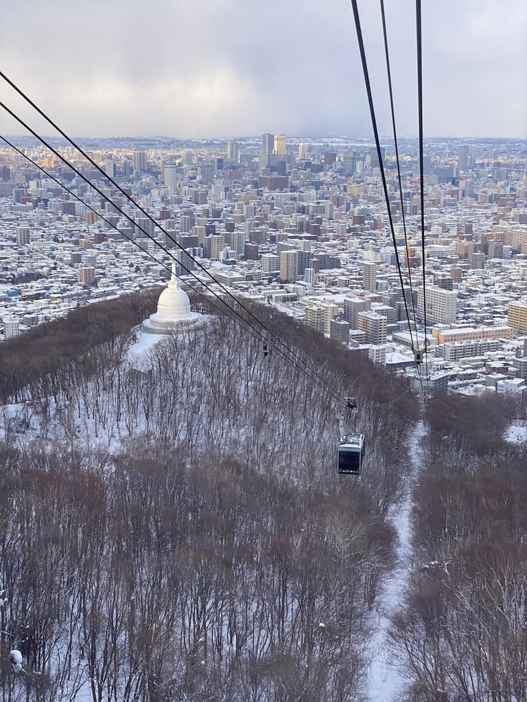 Teleférico del monte Moiwa con la Pagoda de la Paz de Sapporo