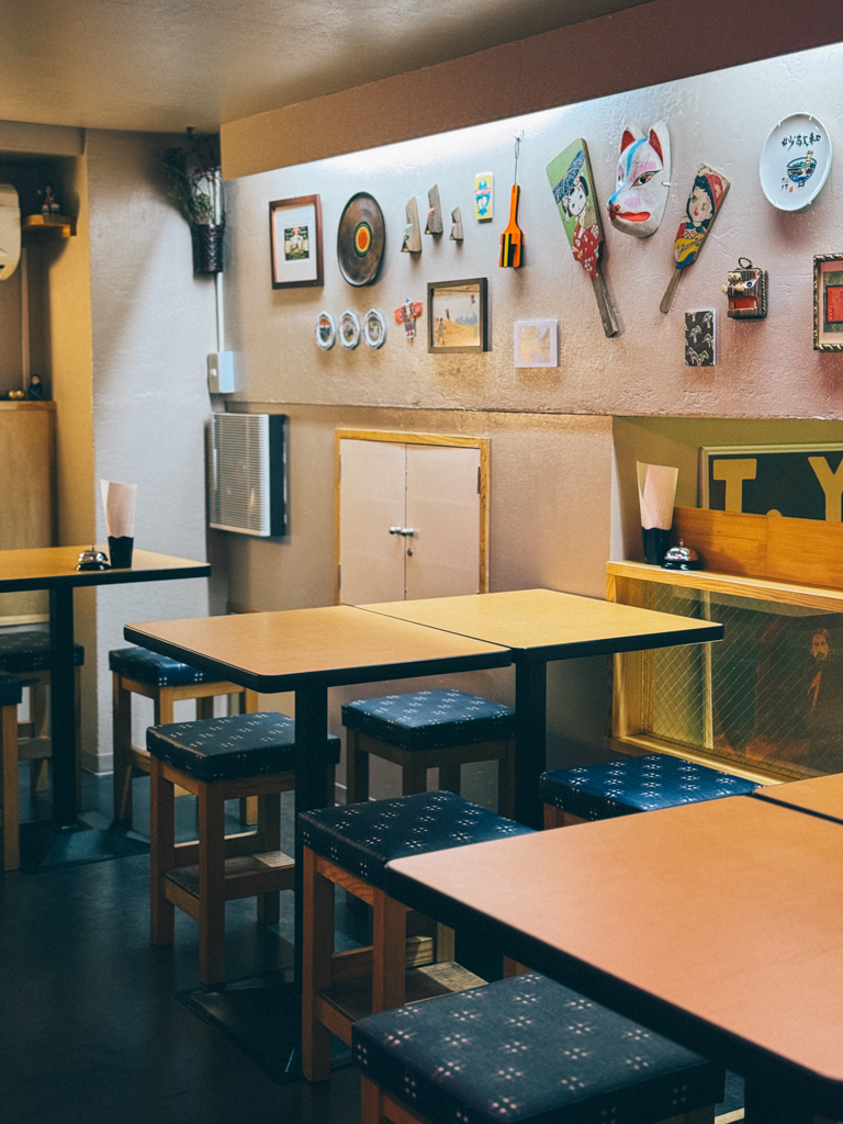 El interior del bar vegano con decoración variada