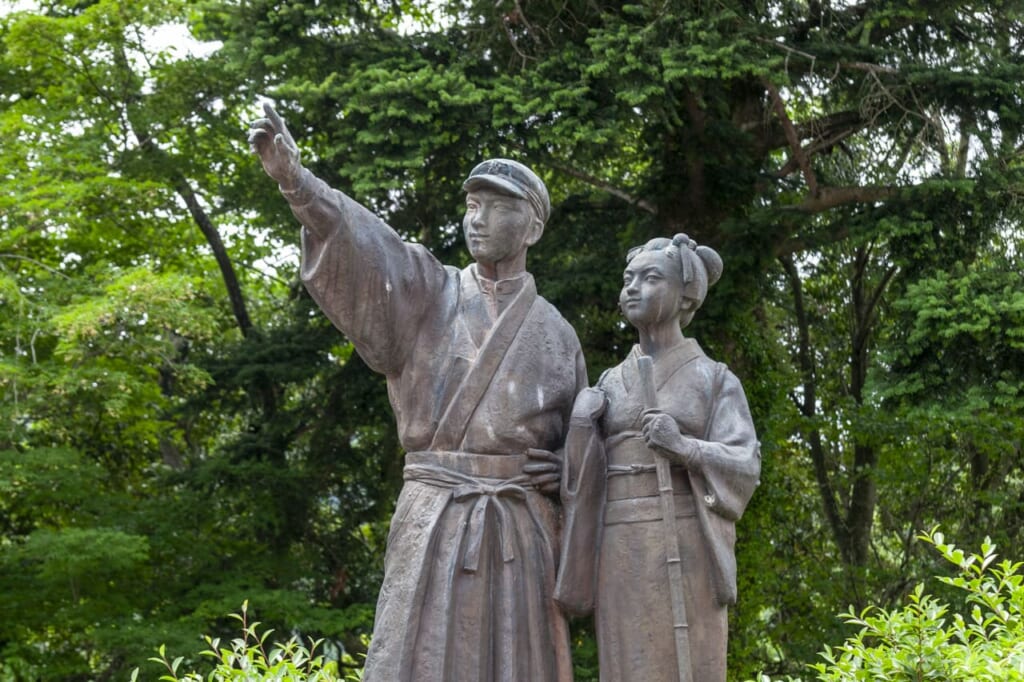 Estatua de los protagonistas de La bailarina de Izu
