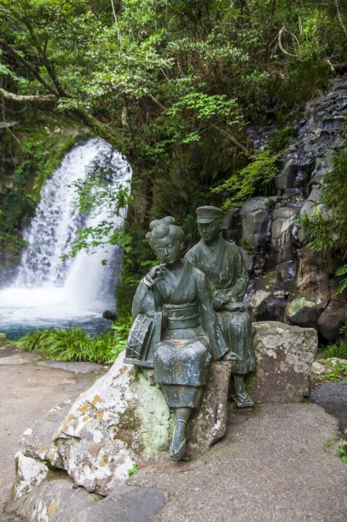 Estatuas en una de las siete cascadas de Kawazu