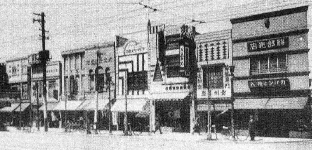 Una calle comercial en Kanda en 1930