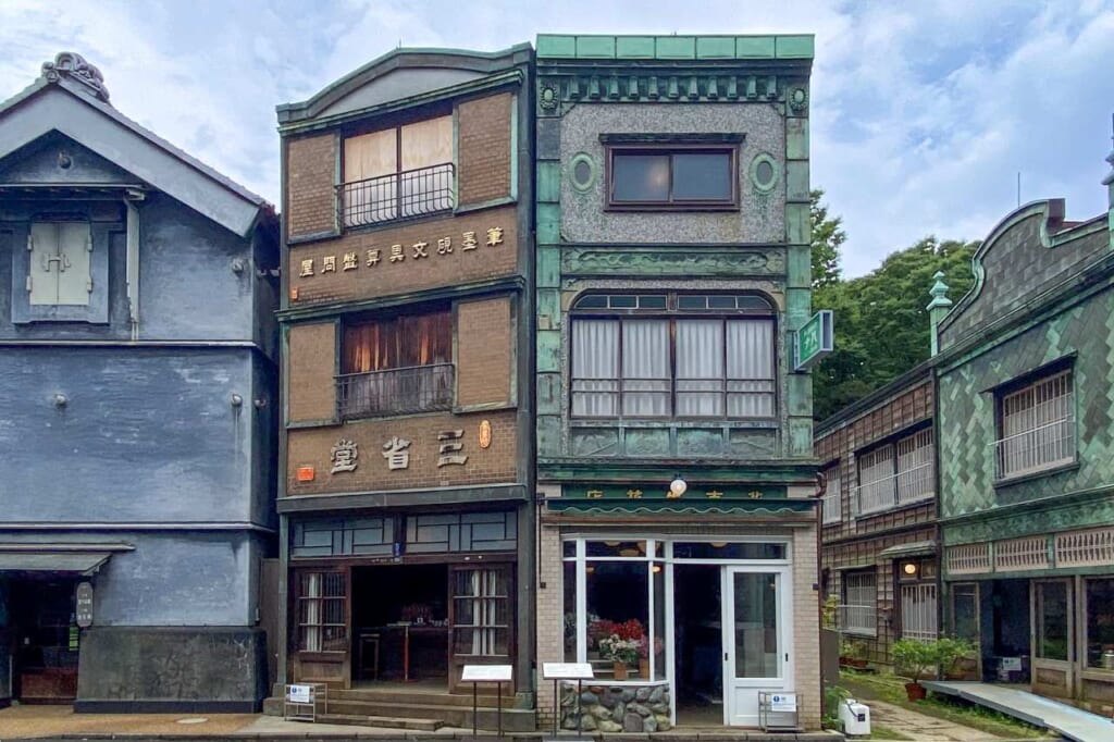 Edificios Takei Sanshodo y Hanaichim Kanban Kenchiku en el Museo de Arquitectura al Aire Libre de Edo-Tokio