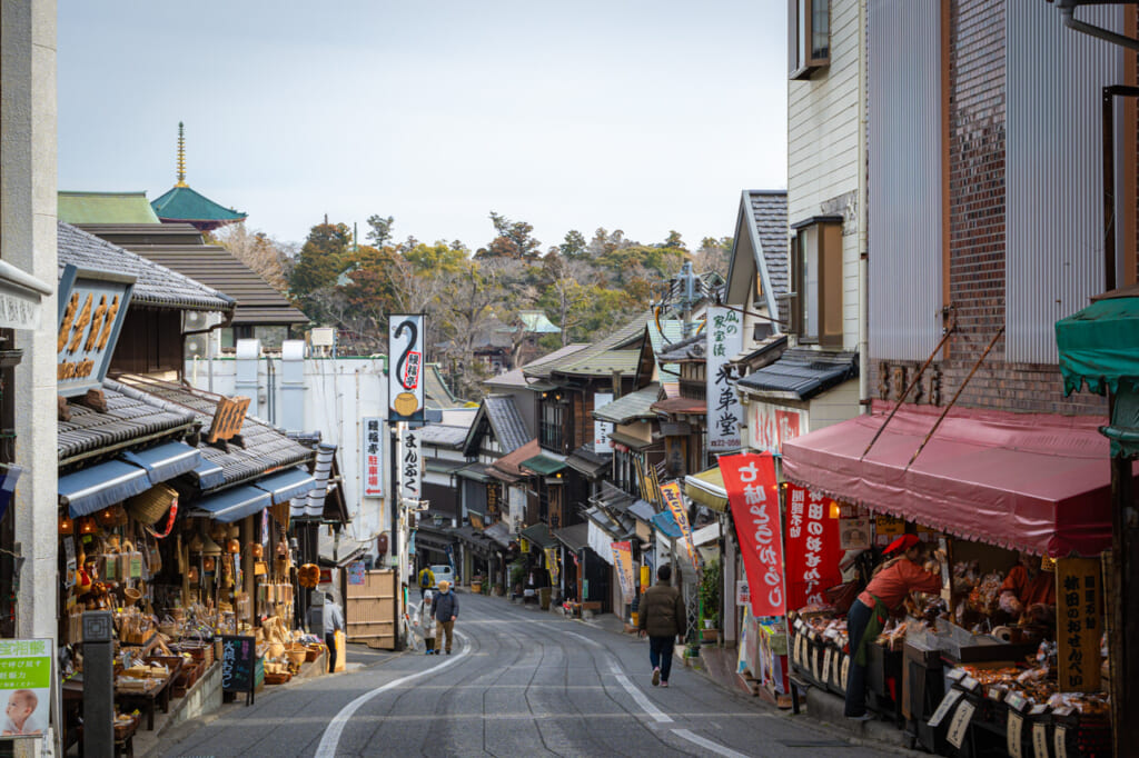 La calle Omotesando en la ciudad de Narita