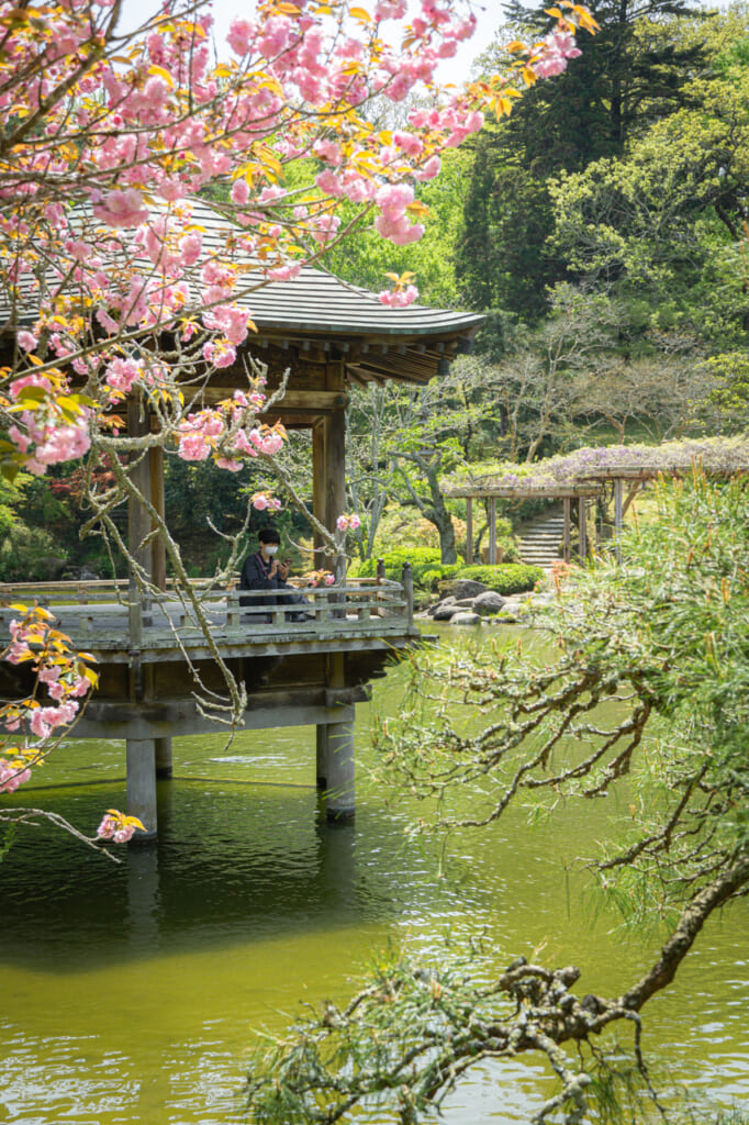 Una casita en medio del lago del Parque Naritasan