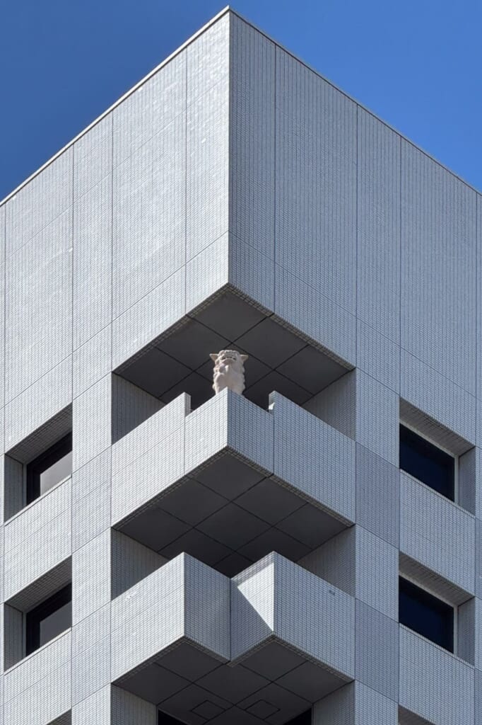 Perro guardián Shisa en lo alto de un edificio en Naha