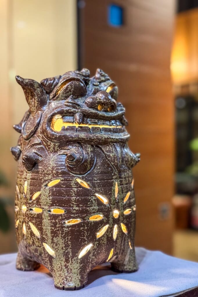 Lámpara de cerámica con forma de Shisa