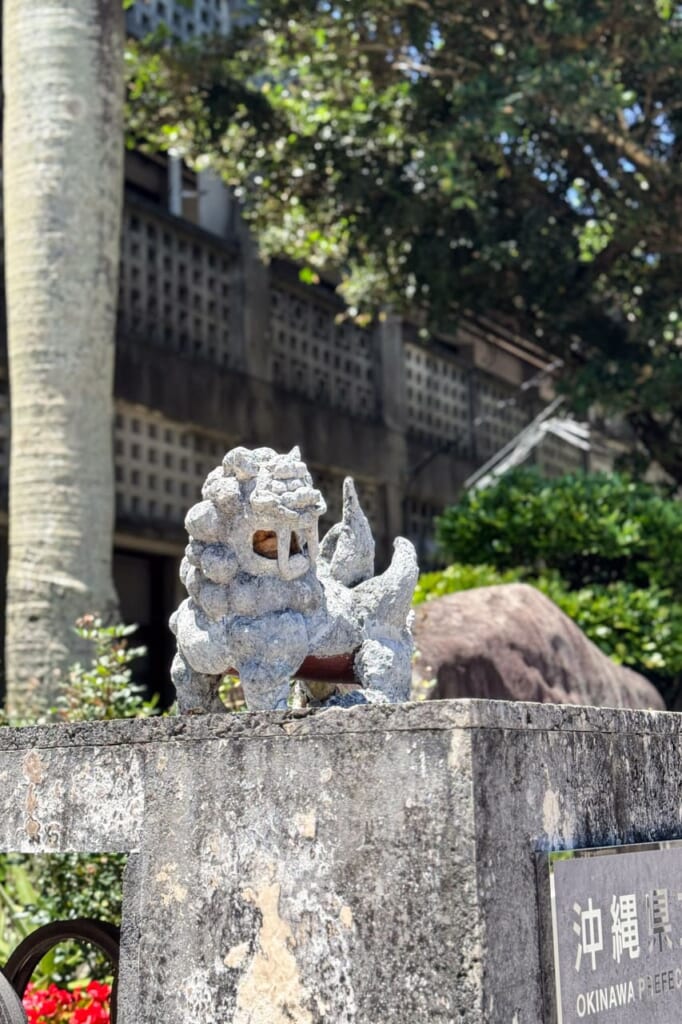 Escultura de Shisa en la entrada de una facultad universitaria en Naha