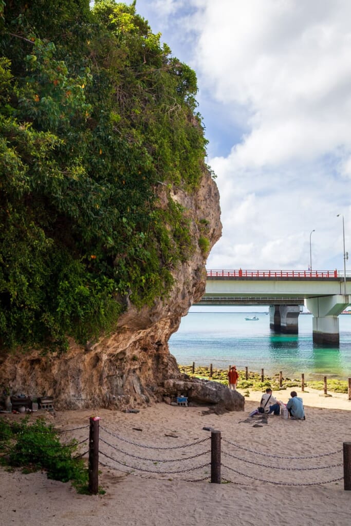 Acantilado bajo el Santuario de Naminoue que da a la Playa de Naminoue, con la autopista al fondo.