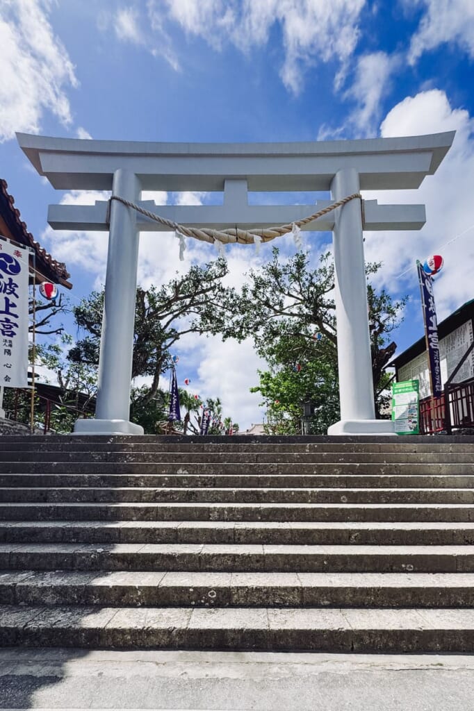 Puerta Torii en la entrada del Santuario de Naminoue
