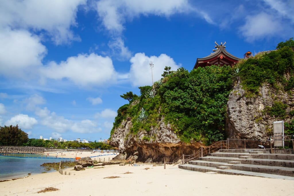 Santuario de Naminoue en lo alto de un acantilado sobre la Playa de Naminoue