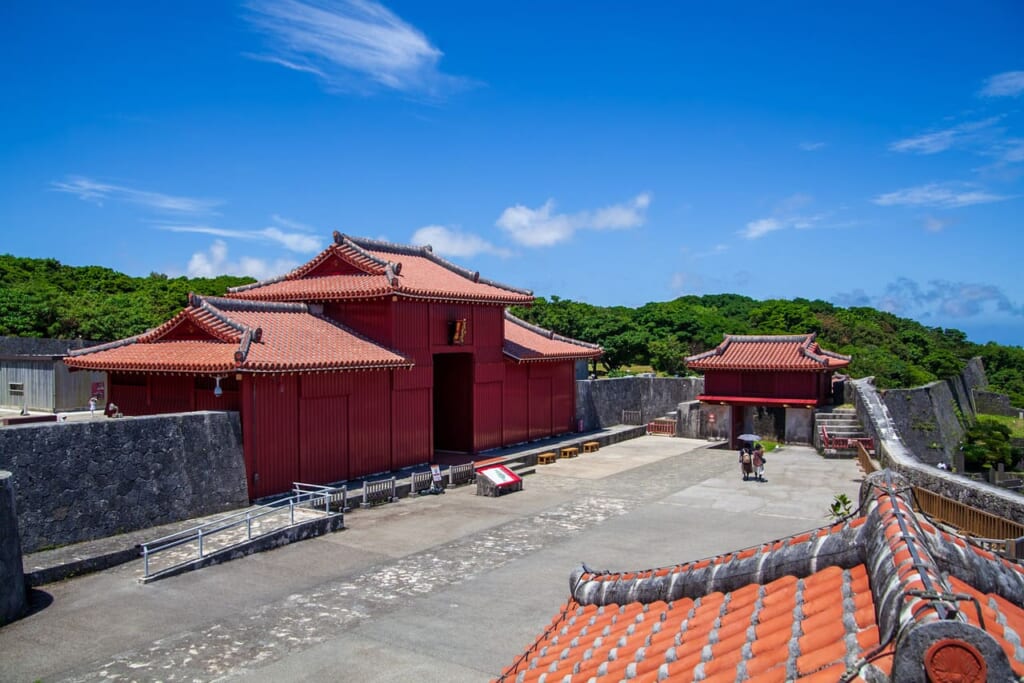 Entrada y murallas del Castillo de Shuri en Naha
