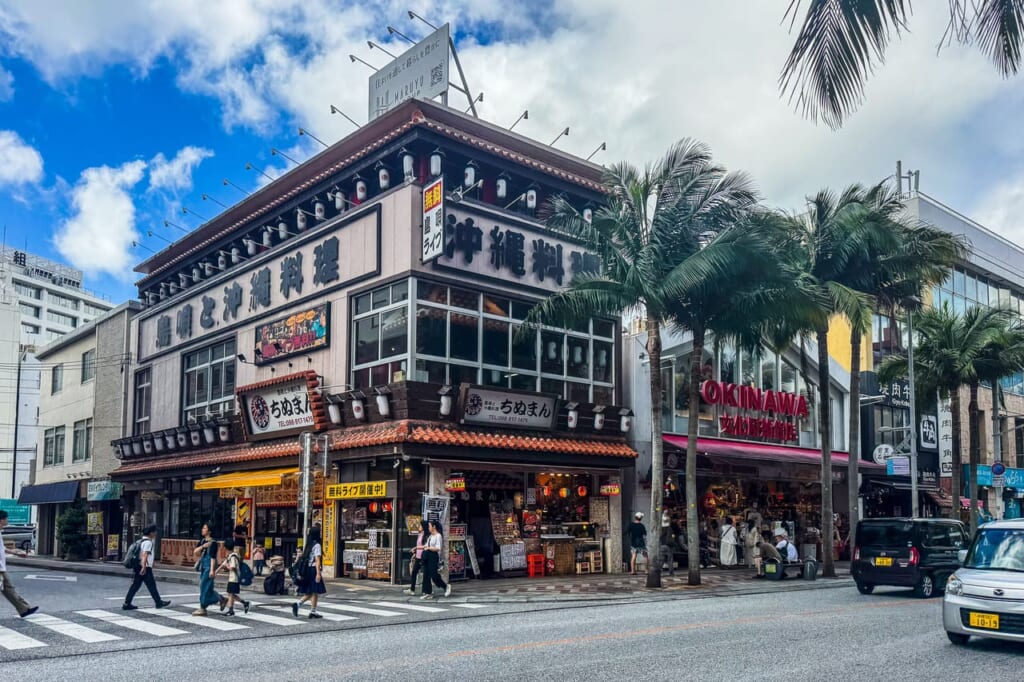 Calle comercial Kokusai Dori en Naha
