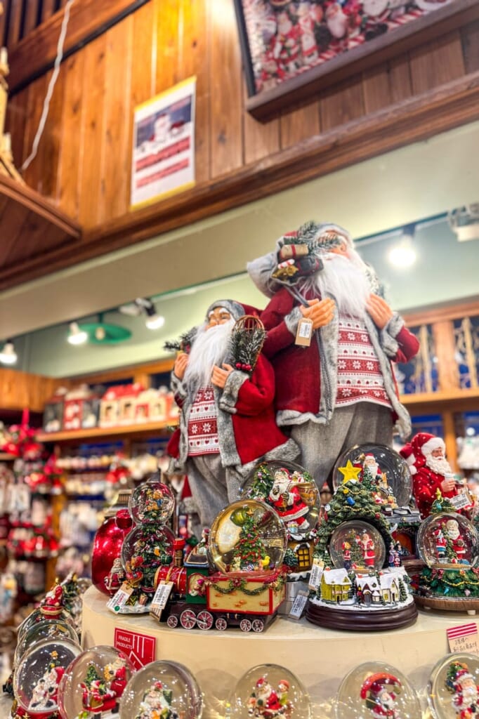 Tienda de decoraciones navideñas en American Village