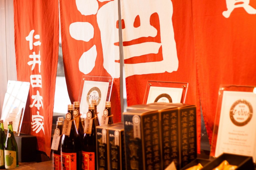 Sake-Flaschen bei Niida Honke Sake Brewery in der Präfektur Fukushima