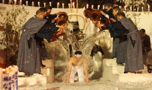 Die Zeremonie der Wasserdusche