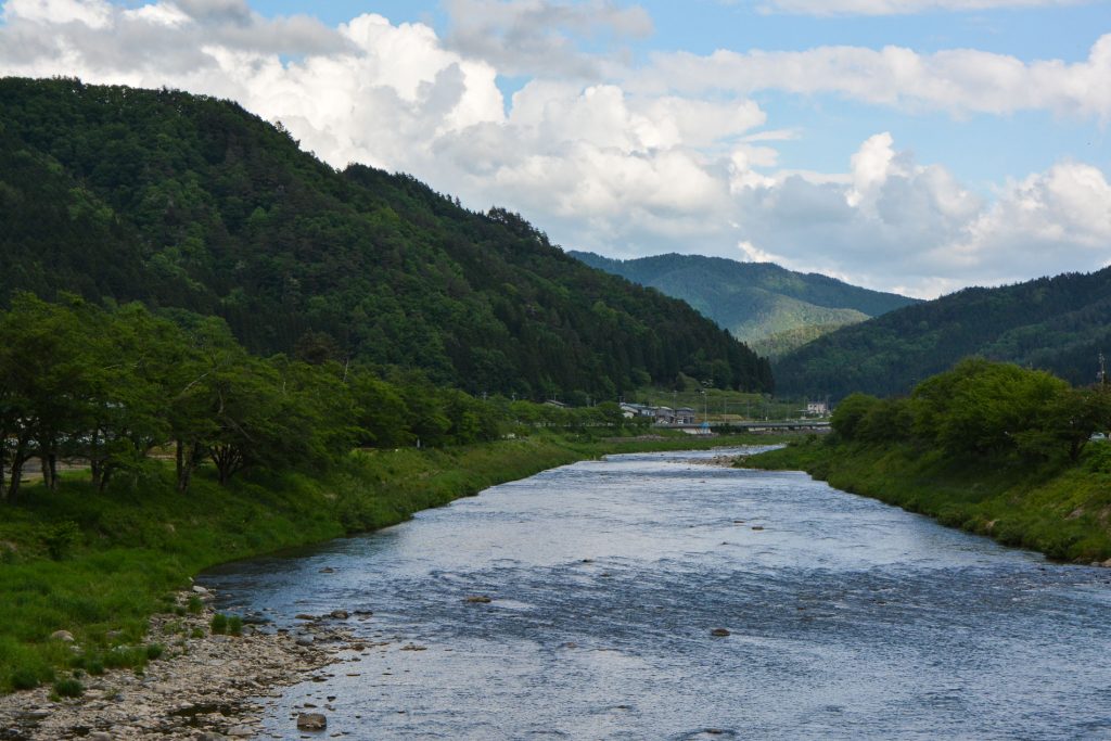 Schöner Fluss in Hida Furukawa, Gifu-Präfektur, Japan