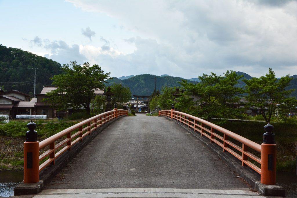 Die Brücke befindet sich in Hida, Gifu, Japan