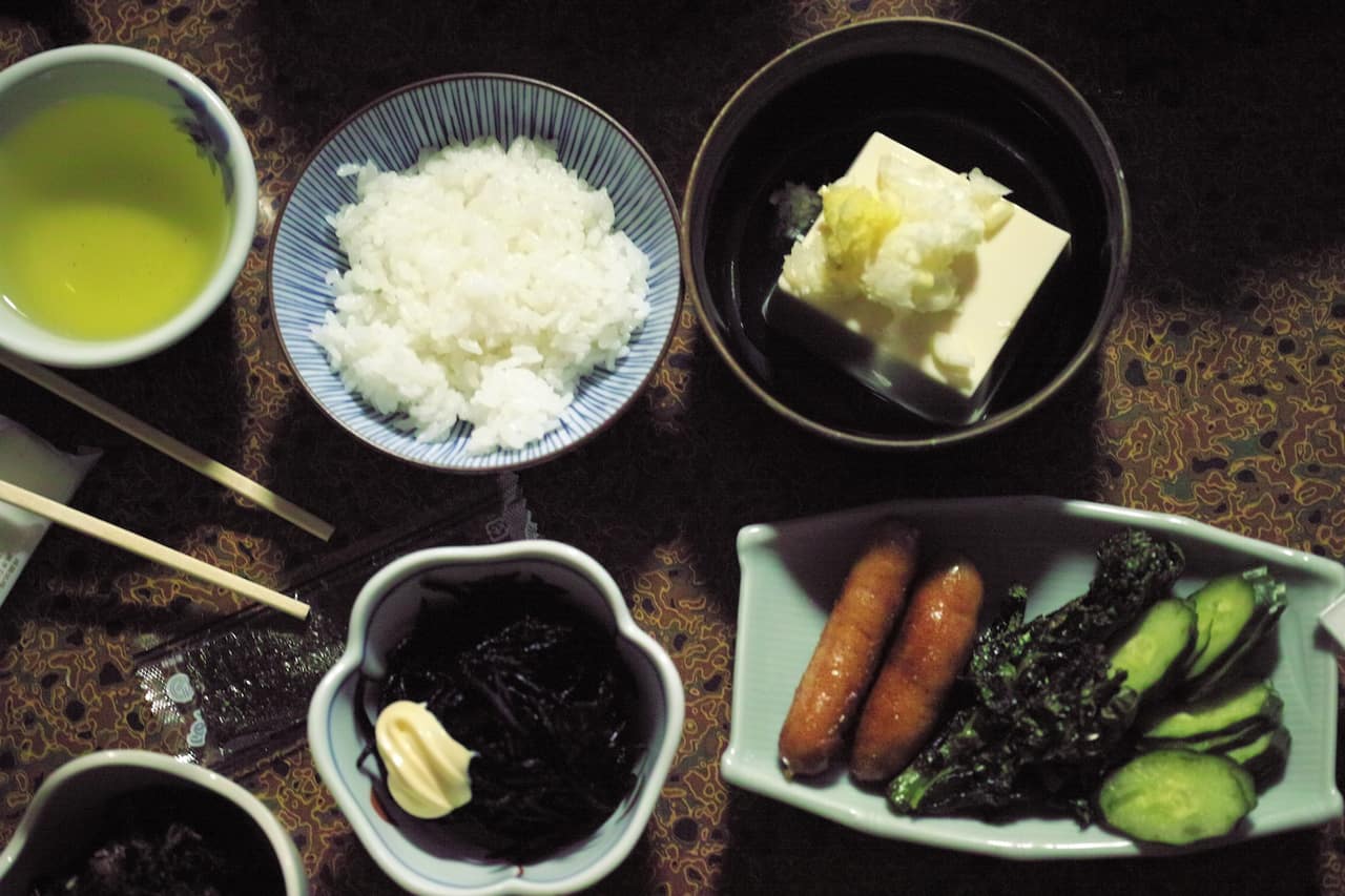 Reis, Tsukemono, Tofu im Minshuku in Kumomi Onsen, Shizuoka, Japan