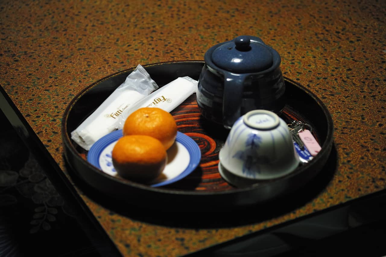 Mikan und Tee im Minshuku in Kumomi Onsen, Shizuoka, Japan