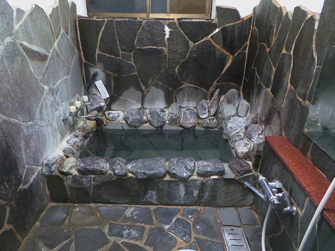 Ein privates Bad in Minshuku in Kumomi Onsen, Shizuoka, Japan