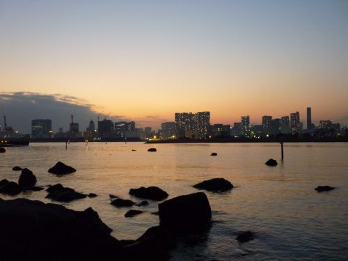 Ein Tag an der Tokioter Bucht neigt sich dem Ende entgegen
