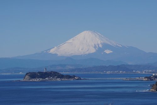 Die Ansicht des Fuji und von Enoshima vom Imamuragasaki Park aus.