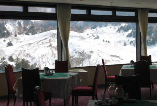 Blick auf die Berge während des essens im Manza Kogen Hotel