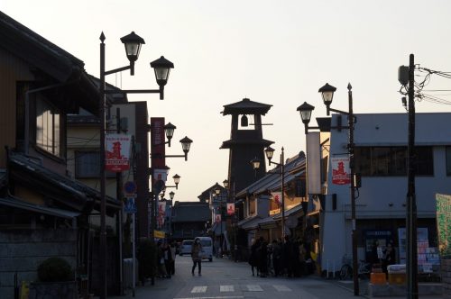 Straße und Glockenturm in Kawagoe