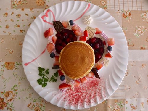 Erdbeere Pancakes, ein saisonales Gericht im Restaurant Azalea im Naeba Prince Hotel.