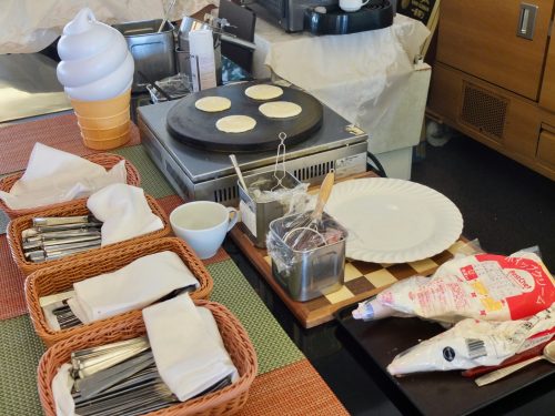 Die Pancakes werden frisch für Sie zubereitet, während Sie im Restaurant Azalea warten.