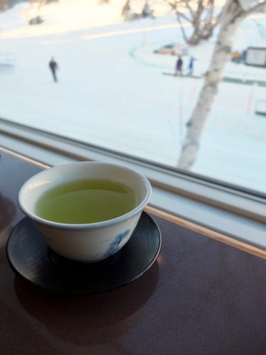 Mit grünem Tee auf die morgendlichen Skipisten schauen. Was könnte schöner sein?