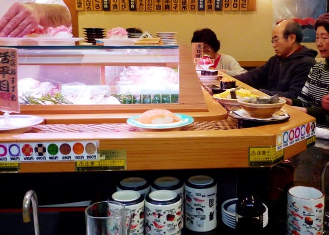 Laufband-Sushi in Japan.