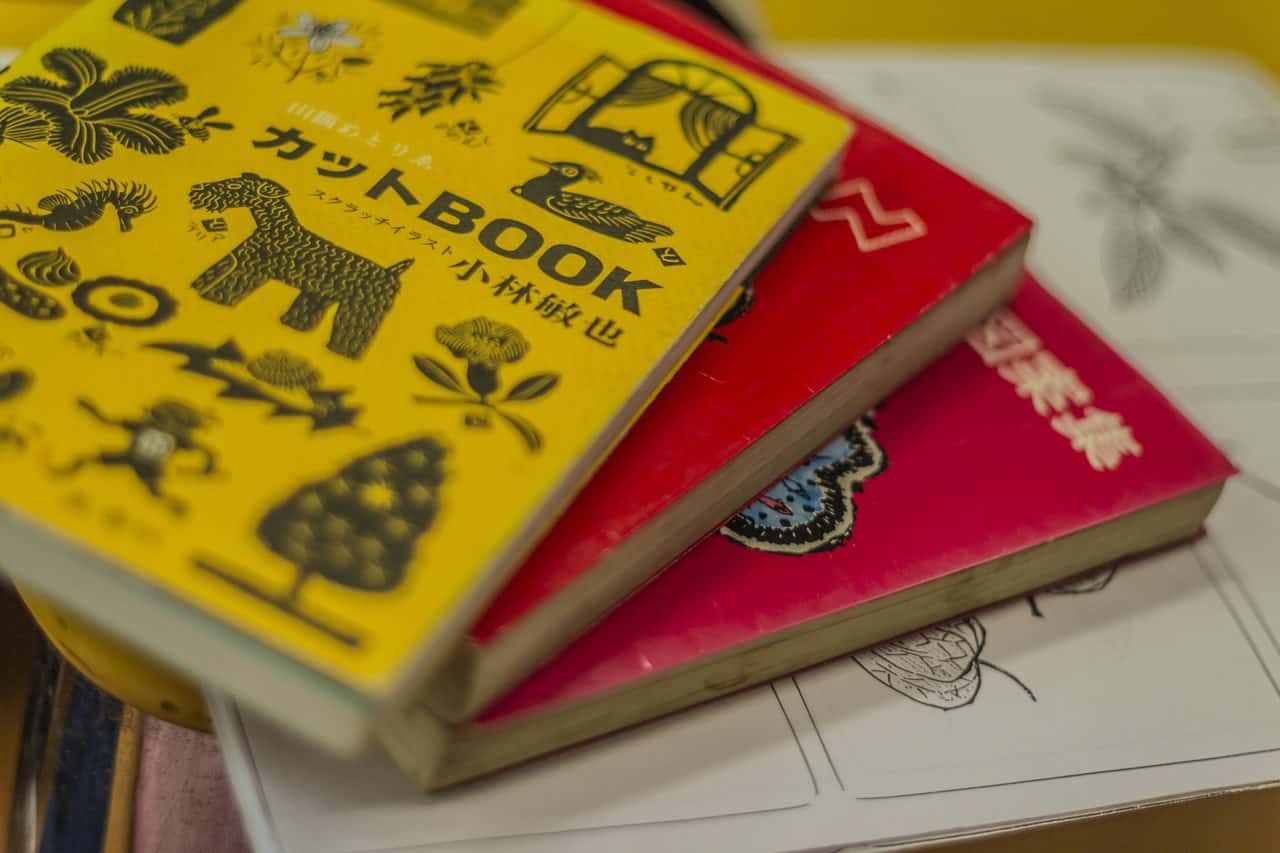 Bücher mit traditionellen Mustern in Japan.