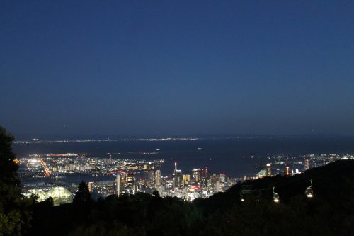 Die Shin-Kobe Seilbahn zum Berg Rokko und dem Nunobiki-Kräutergarten, Kobe, Präfektur Hyogo, Japan.