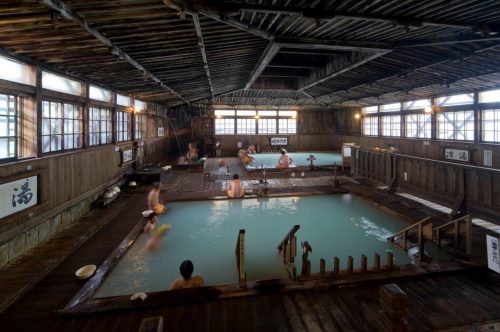 Das Sukayu Onsen, 1000-Menschen-Bad, in der Stadt Aomori, Präfektur Aomori, Japan.