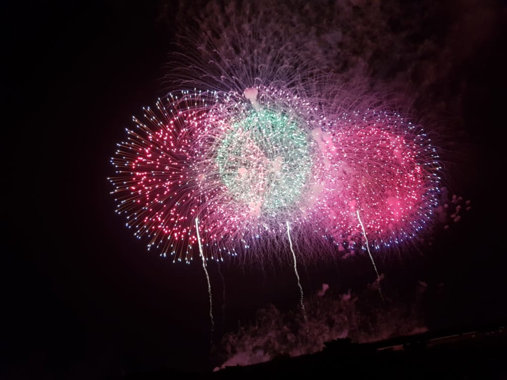 Das Nagaoka Feuerwerk gehört zu einem der größten Feuerwerke in Japan.
