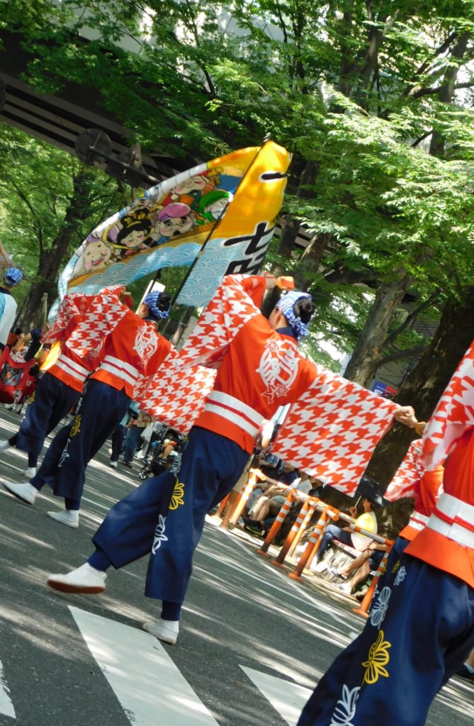 Die Flaggen der Yosakoi-Gruppen.