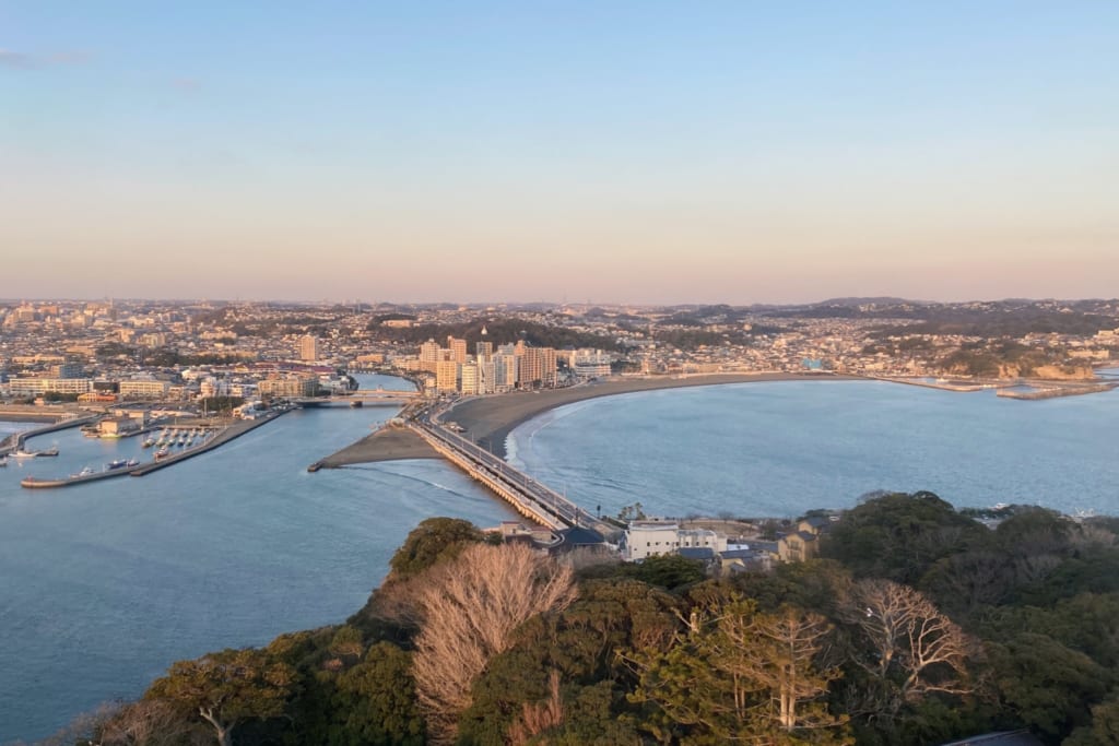 Die Brücke verbindet Enoshima mit dem Festland. 