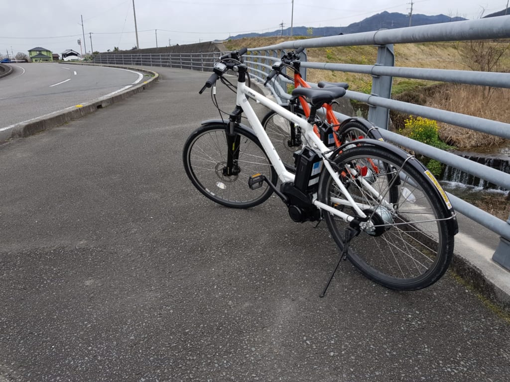 Mit dem Fahrrad durch die Stadt Toon, Ehime, Shikoku in Japan.