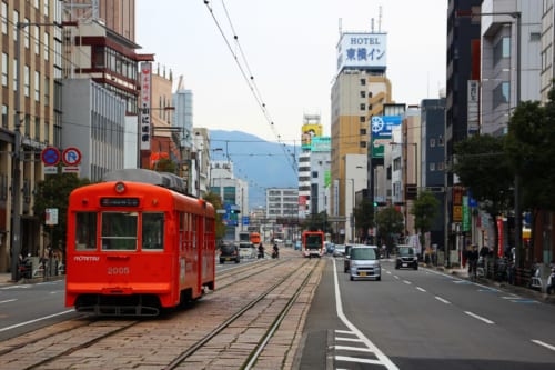 Eine Straßenbahn in Matsuyama.