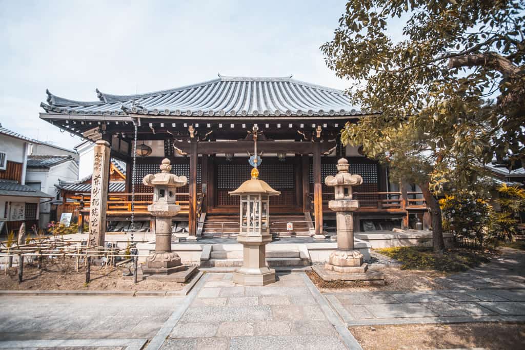 Tempel und Schreine in Osaka, Japan.
