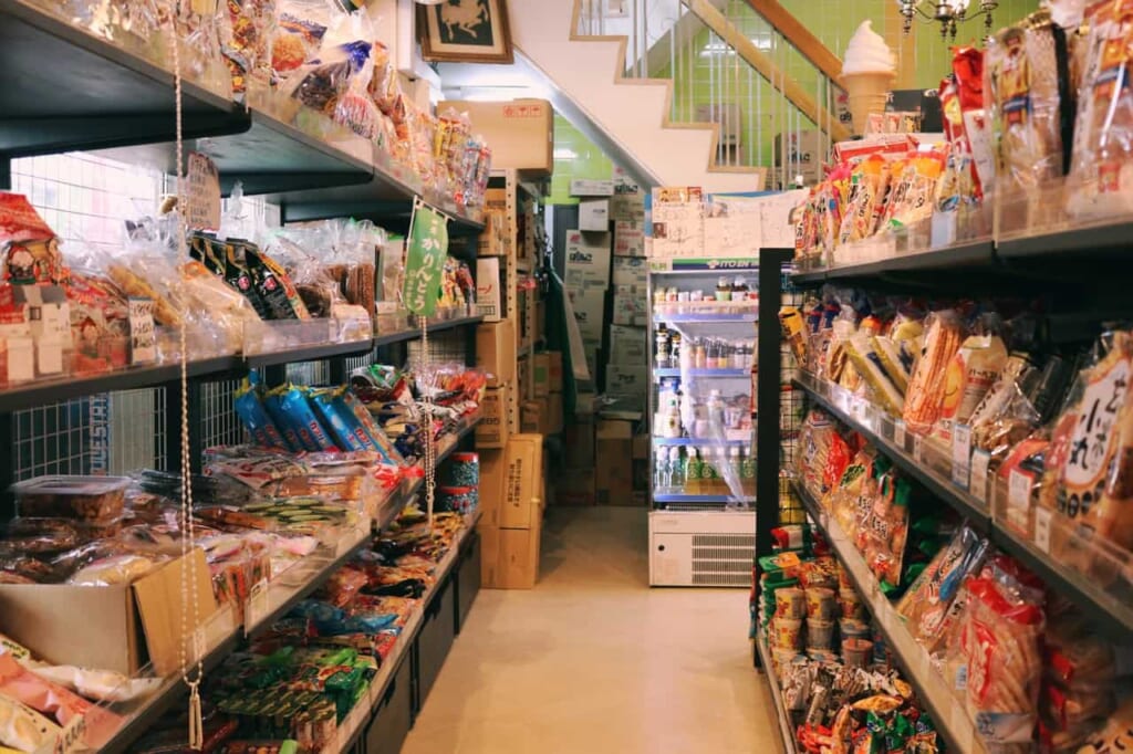 Die Einkaufsregale des Tainenya, Süßwarengeschäft in Akabane.