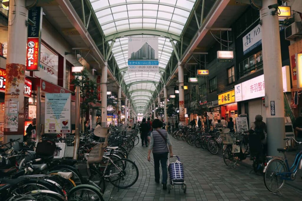 Eine Einkaufsstraße in Akabane Tokio