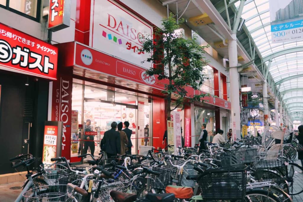 Ein Daiso in der Einkaufsstraße in Akabane Tokio, Japan.