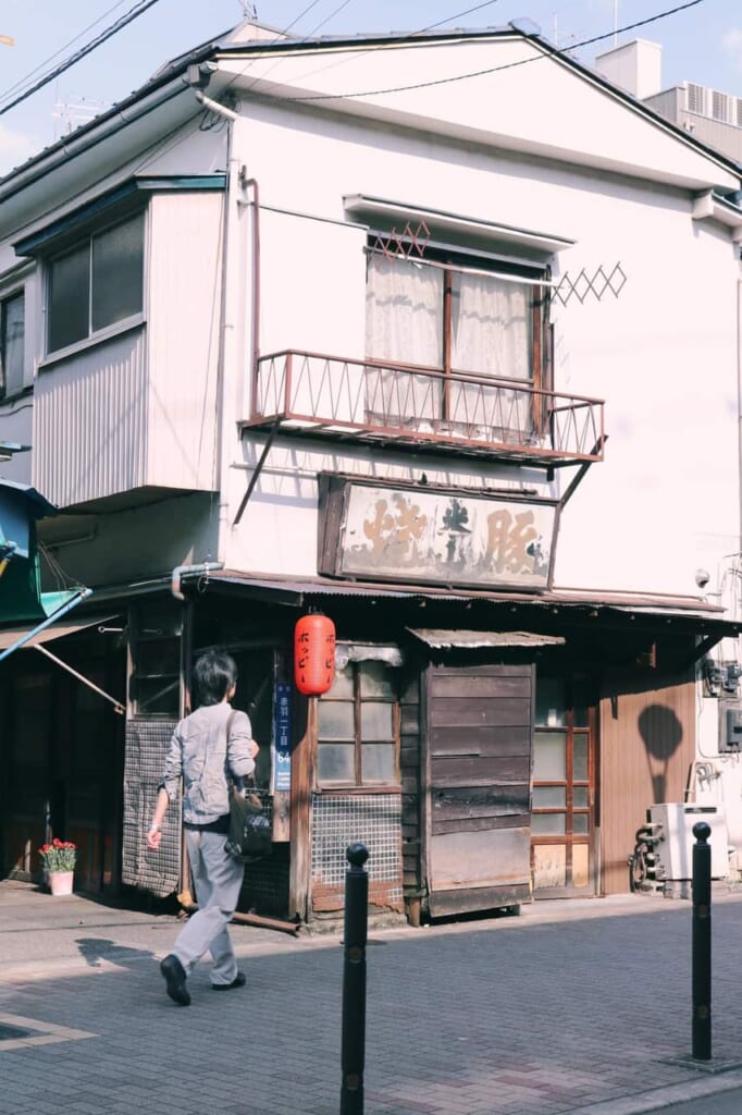 Ein Mann spaziert durch die Nachbarschaft in Akabane Tokio.