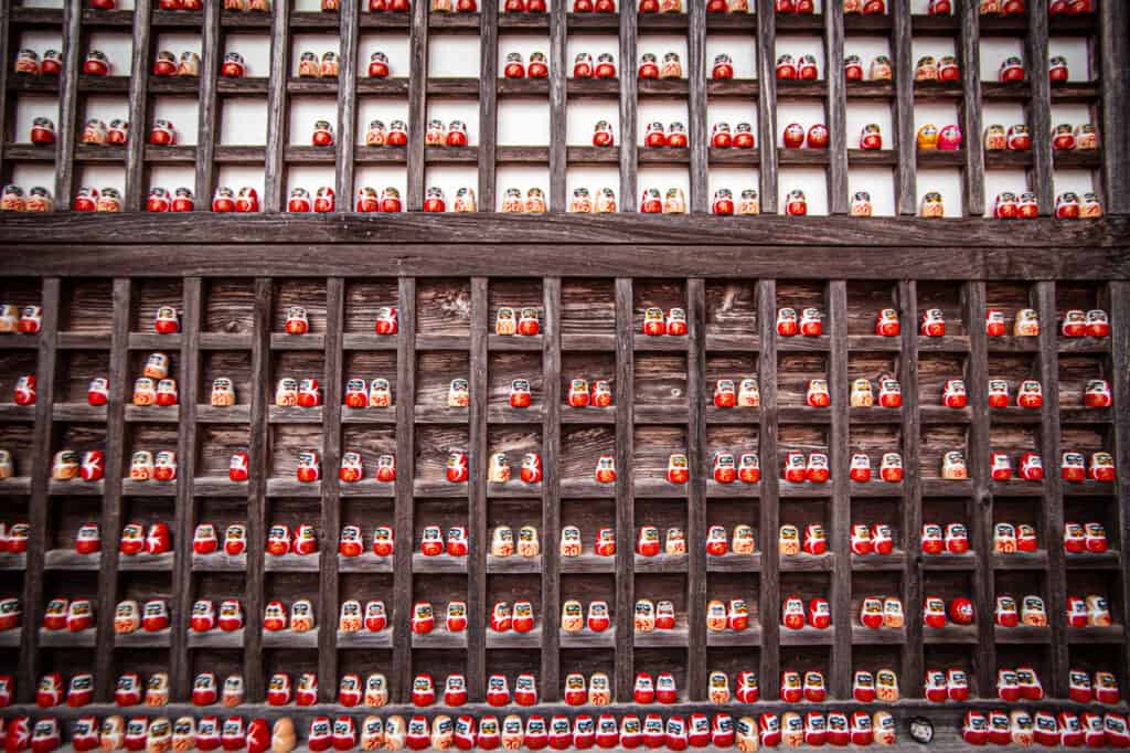 Hunderte von Daruma-Puppen am Katsuo-ji Tempel in Osaka, Japan.