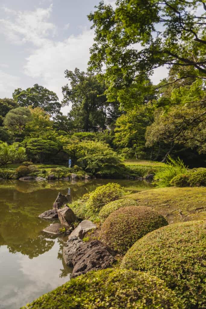 Der Japanische Garten im Das Herrenhaus im englischen Stil im Kyu-Furukawa Garten.