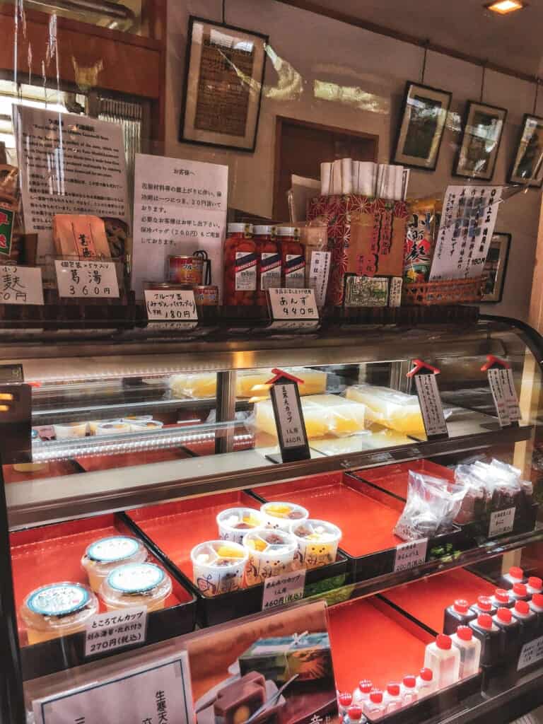 Das Süßigkeitengeschäft Ishinabe Kuzumochi in Oji.