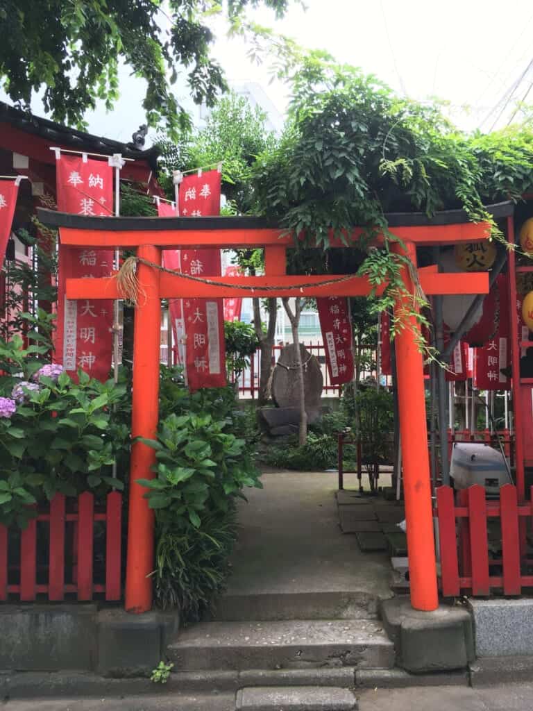 Der Shōzoku Inari-jinja Schrein in Oji, Tokio, Japan.