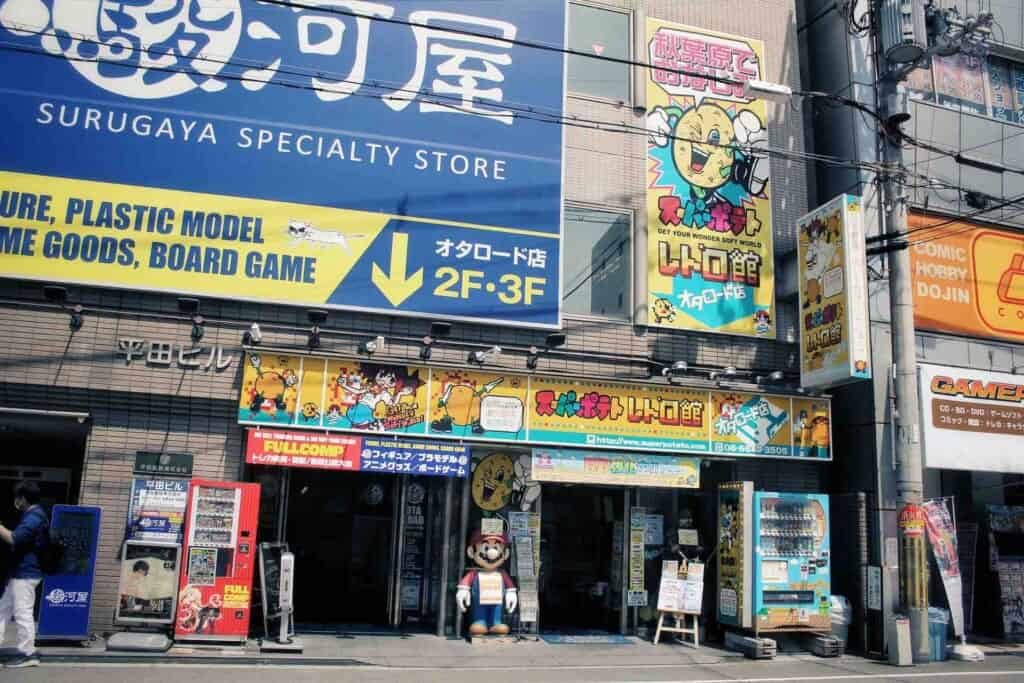 Surugaya und Super Potato, Geschäfte für Retro-Videospiele.